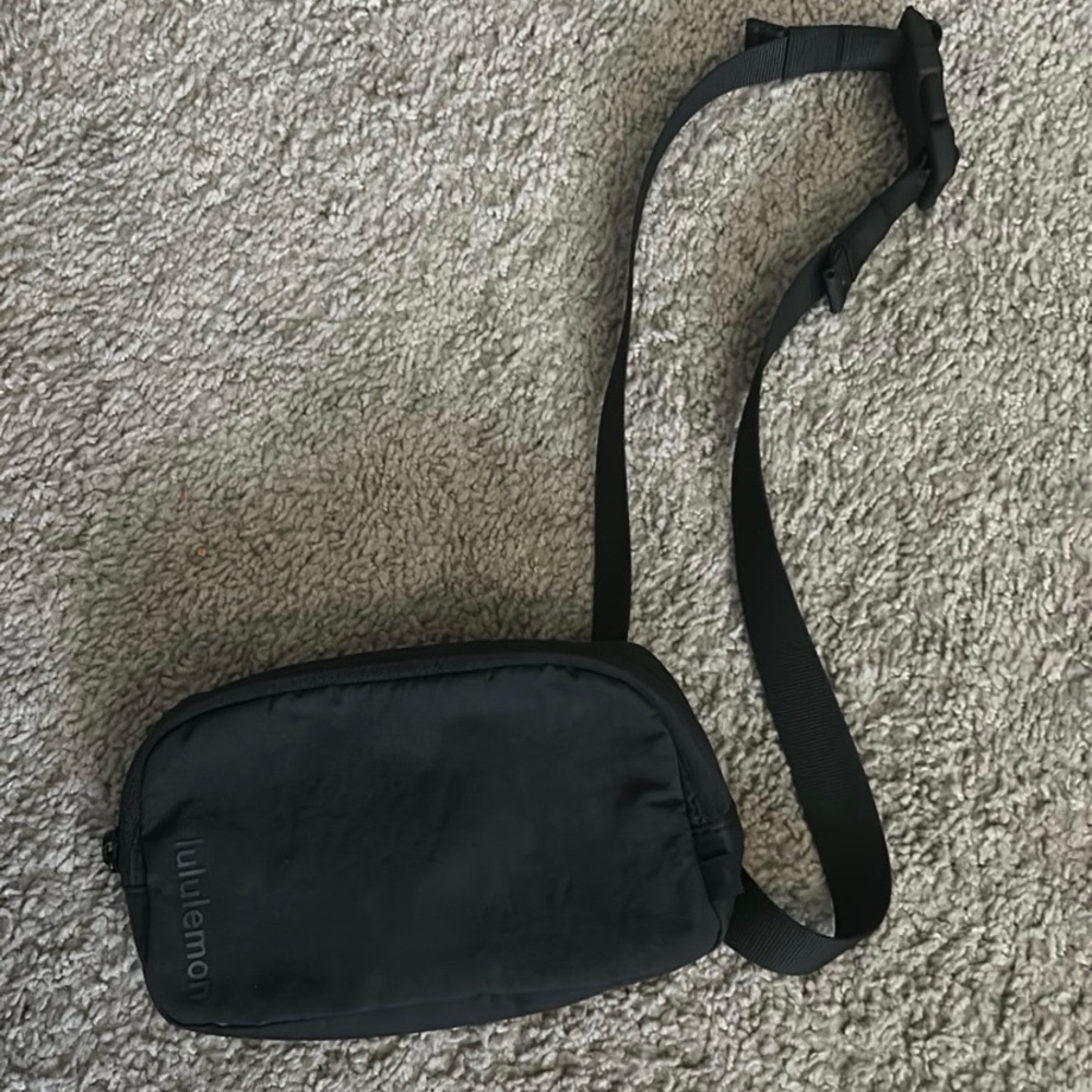Lululemon everywhere belt bag
